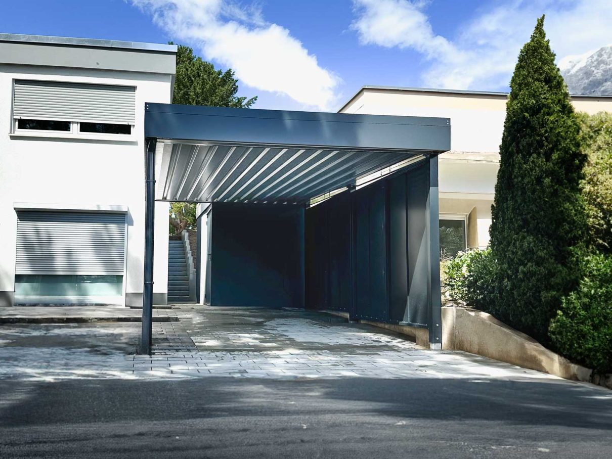 Carport mit verkleideter Dachunterseite