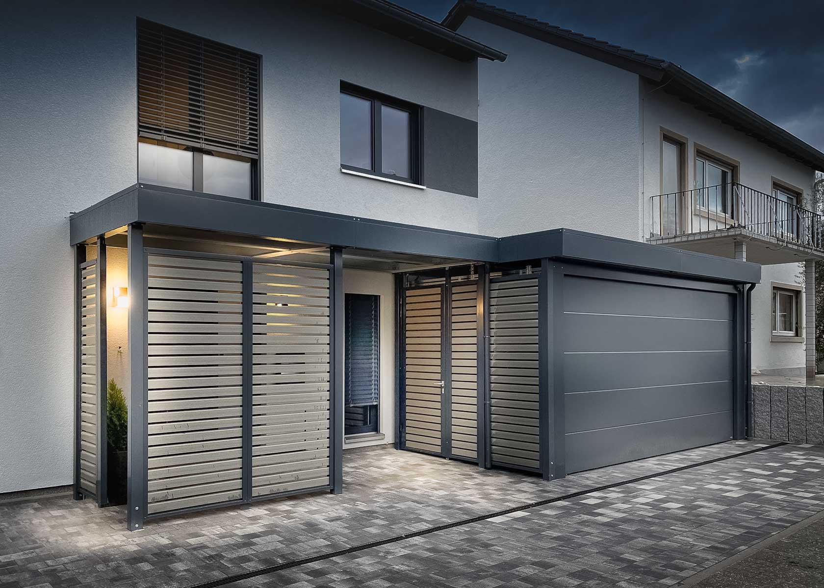 Carport mit Sektionaltor und Eingangsüberdachung inklusive Sichtschutz