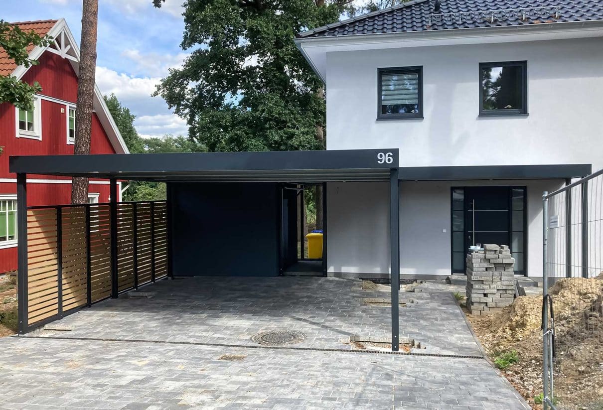 Carportanlage mit Vordach und Geräteraum. Seitenwandverkleidung aus Holzlatten