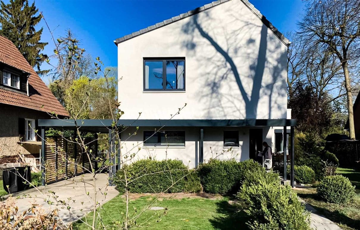 Einfamilienhaus westlich von Berlin nach der Montage von Carport und Vordach