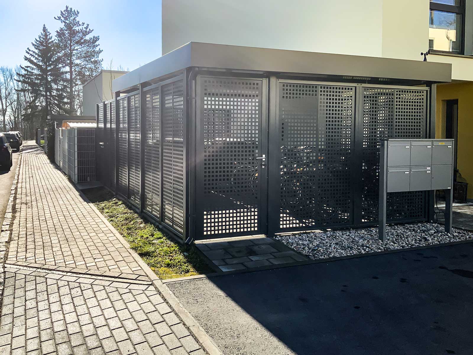 Einhausung für Fahrräder mit Drehflügeltür