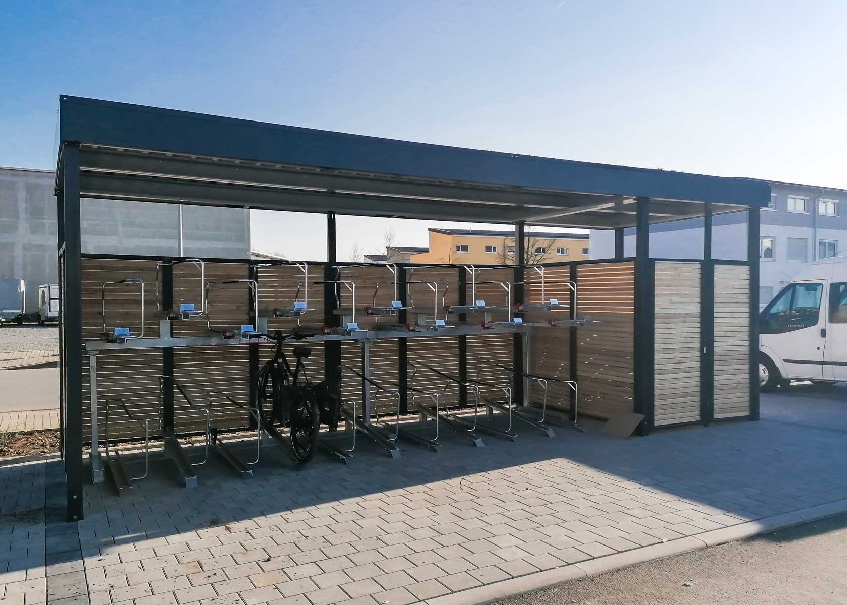 Einhausung mit Holzverkleidung für Doppelstockparker