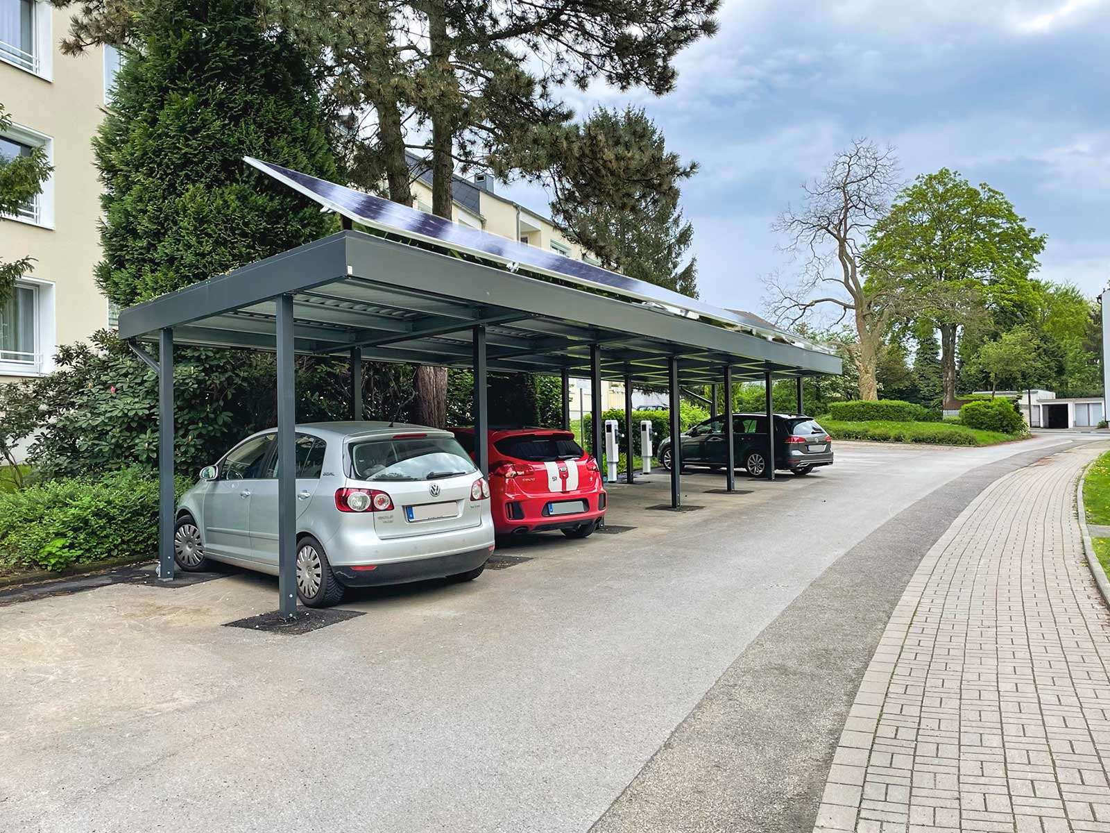 Reihenanlage mit Schrägschnitt. Bauseitige Aufnahme einer Photovoltaik-Anlage