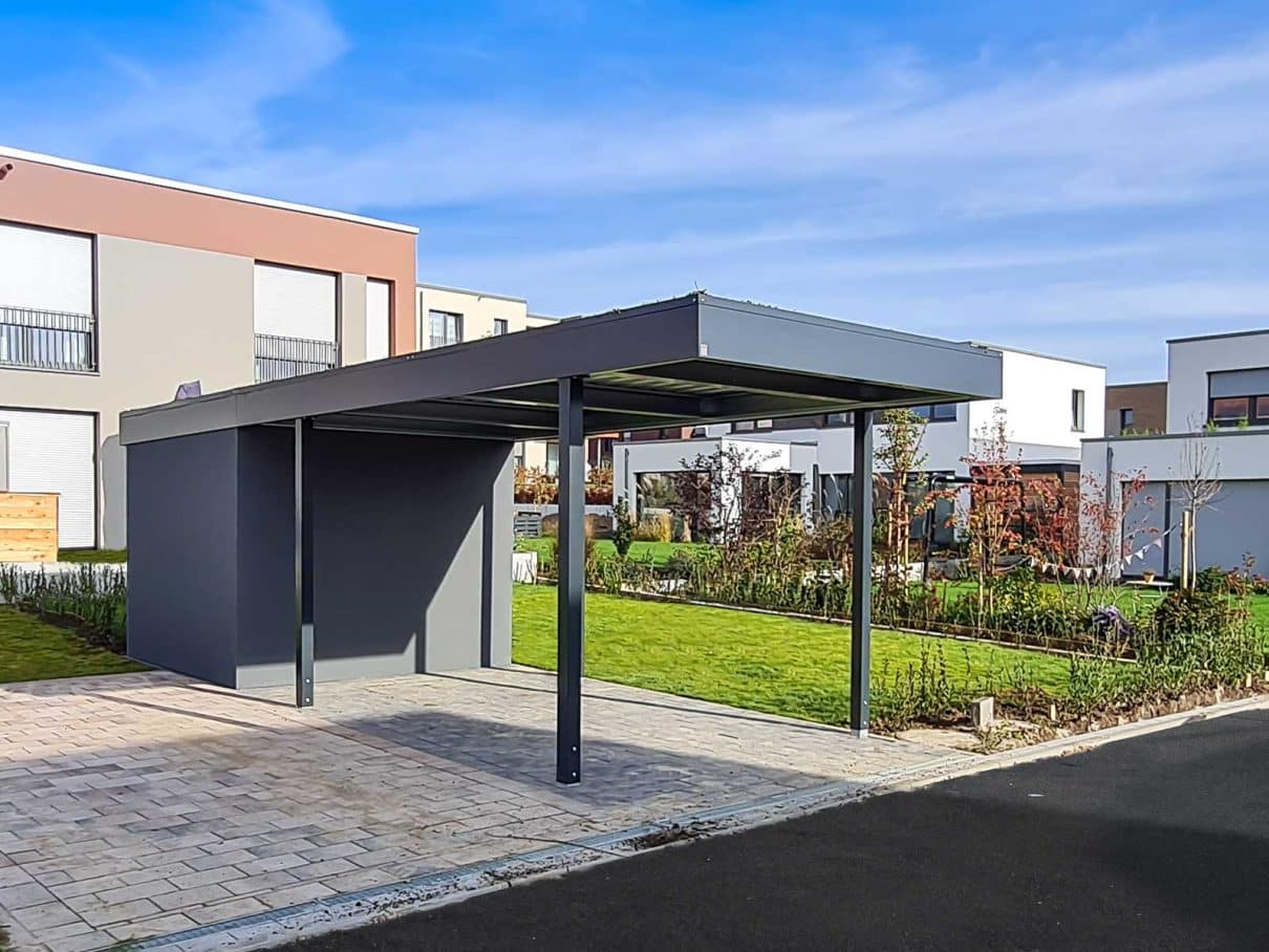 Carport mit Geräterarum im hinteren Teil