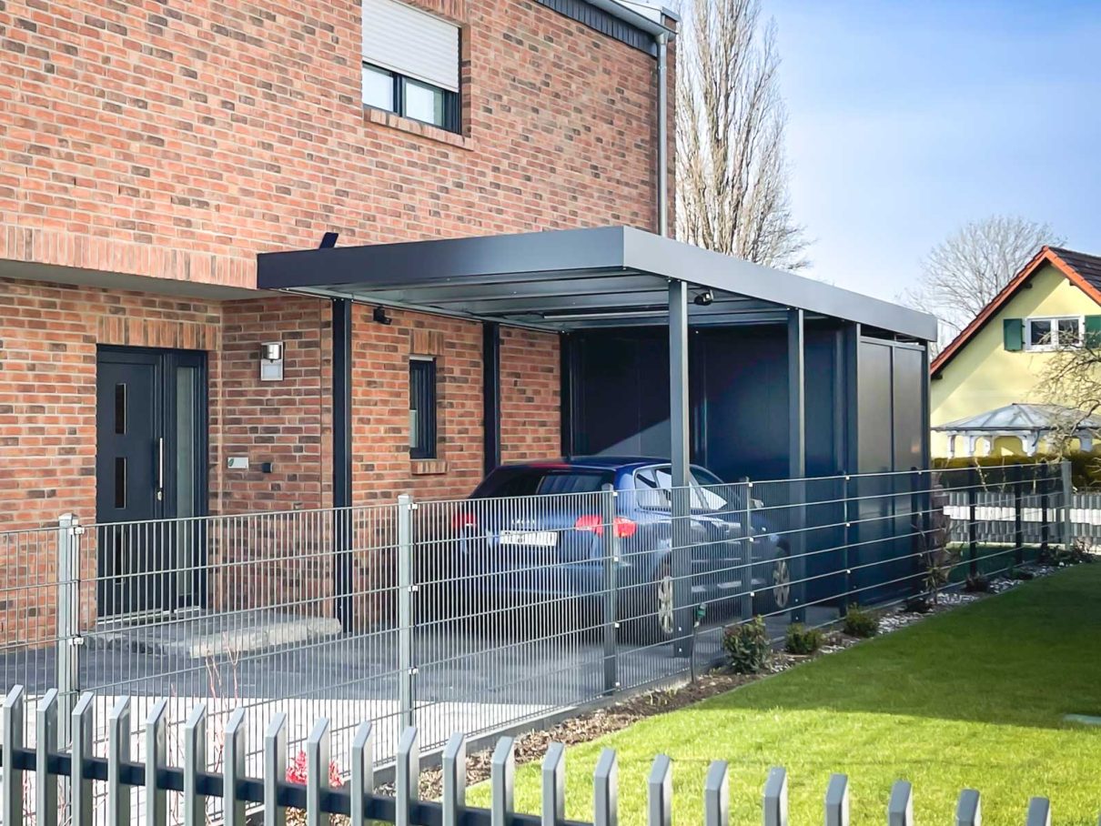 Carport aus Metall mit Sonderhöhe und einem Geräteraum mit Flachblech