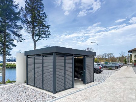 Einhausung mit Schiebetüre und Sichtschutz von Siebau