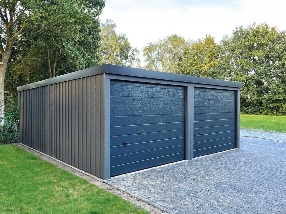 Doppelgarage mit Strukturwand