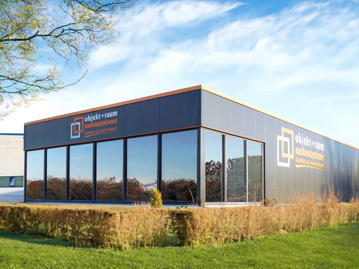 Gewerbehalle mit Fenstern