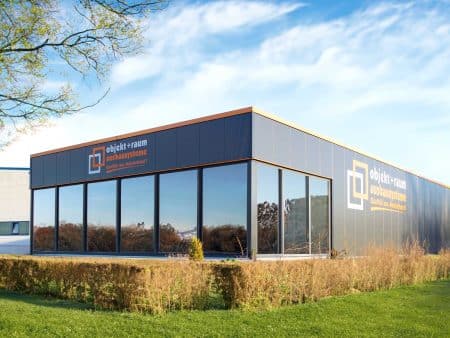Gewerbehalle mit Fenstern