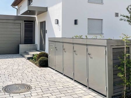 Mülltonnen-Reihenanlage mit integrierter Paketbox