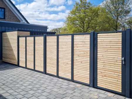 Sichtschutzzaun mit Drehtür und Gardenboxx