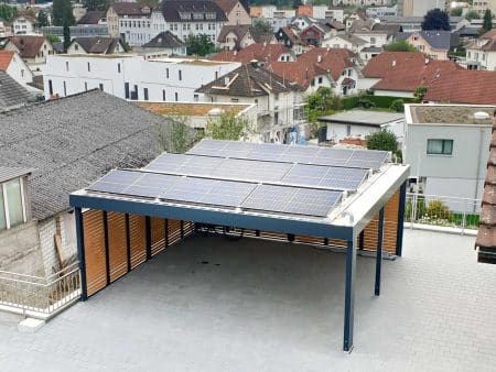 Doppelcarport mit Sichtschutzelementen und bauseitiger Photovoltaik-Anlage