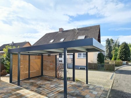 Einzelcarport mit Sichtschutzelementen Holzlattung, sowie Rankgitter für Pflanzen