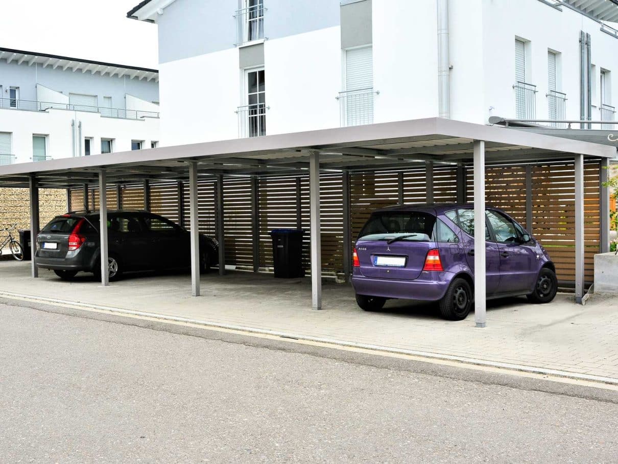 Reihencarport mit Sichtschutz Holzlattung