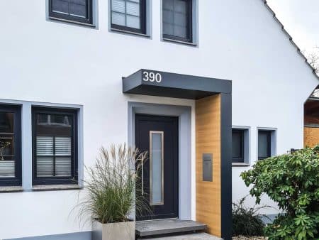 L-förmiges S.1 Vordach für Haustüren von Siebau. Holzdekor an der Innenseite