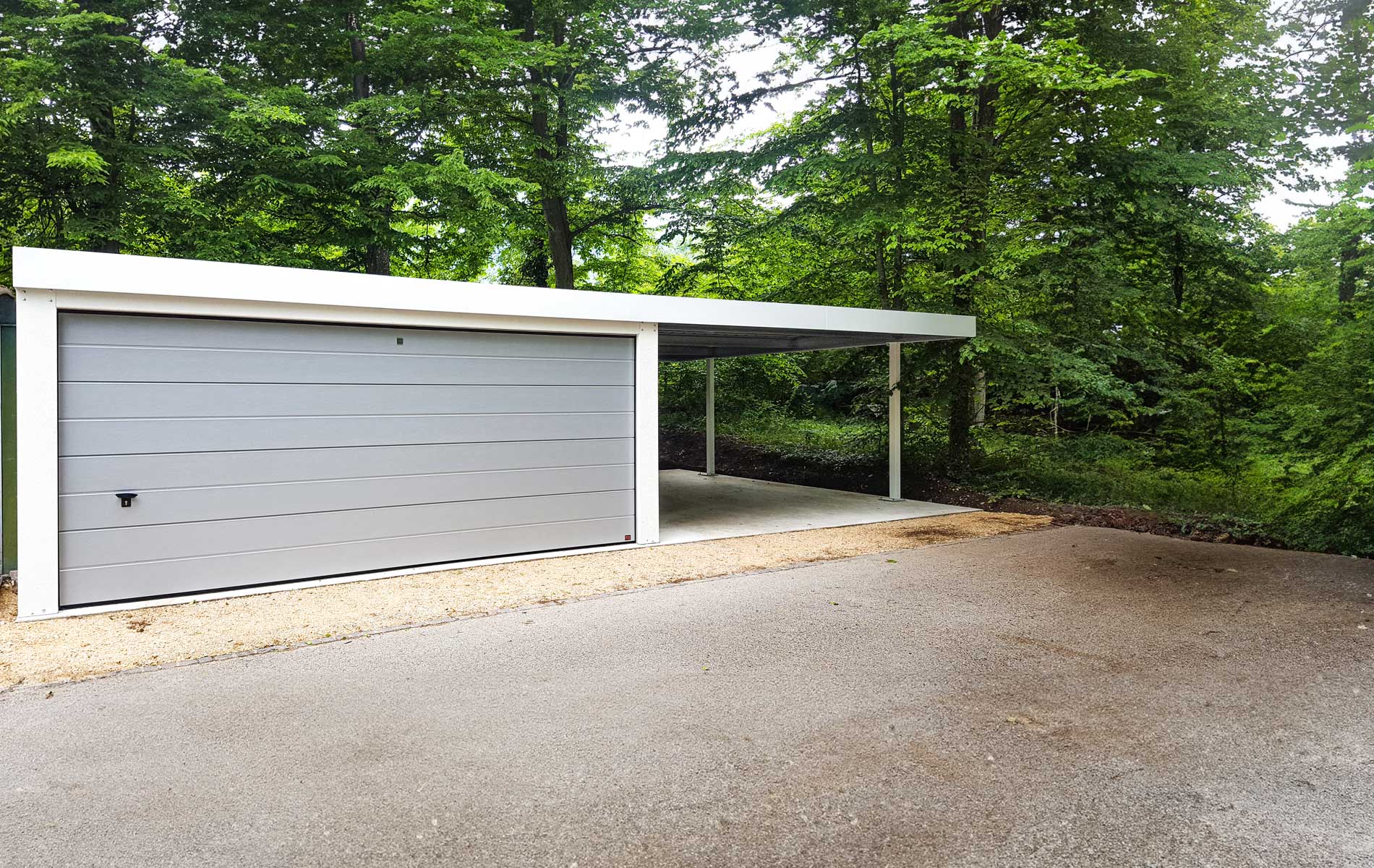 Anbaucarport an Siebau-Doppelgarage mit Sektionaltor