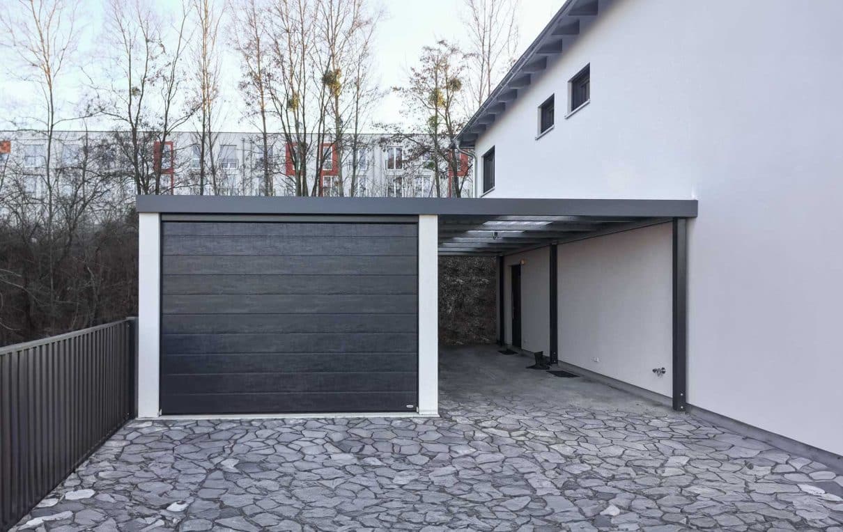Anbaucarport an Siebau Garage. Carport mit mittiger Lichtplatte