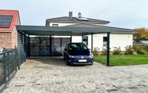 Doppelcarport mit Sichtschutzelementen links und in der Rückseite. Sichtschutz mit Aluminiumlattung