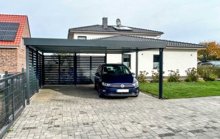 Doppelcarport mit Sichtschutzelementen links und in der Rückseite. Sichtschutz mit Aluminiumlattung