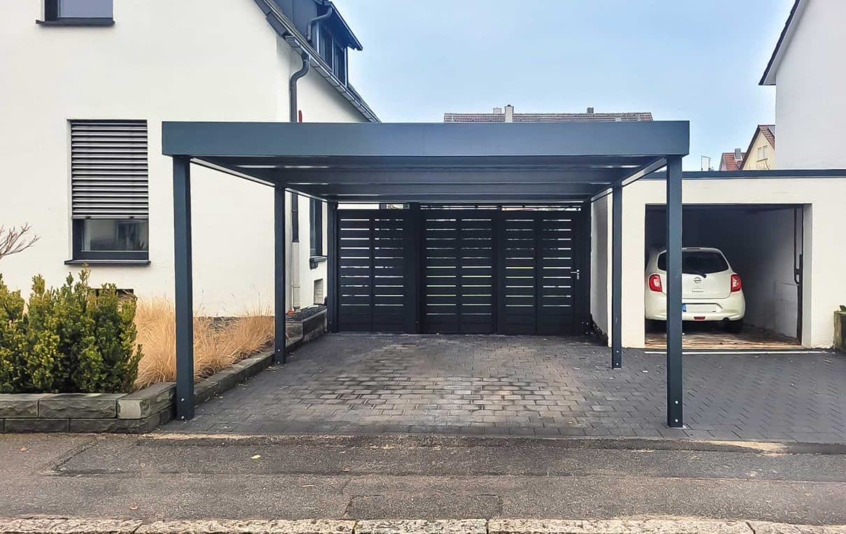 Doppelcarport mit Sichtschutzelementen auf der Rückseite