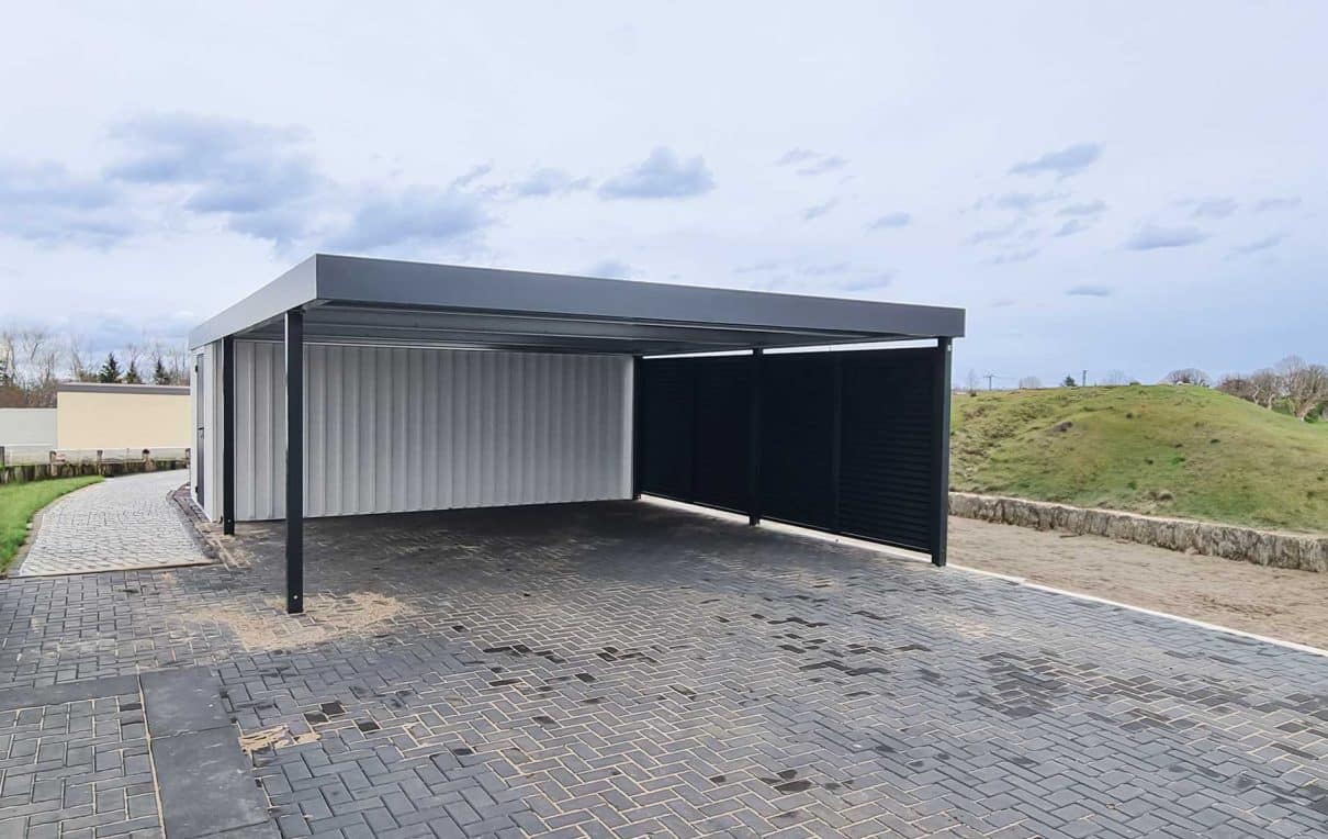Doppelcarport mit Geräteraum in Strukturwand. Geräteraum über die ganze Breite
