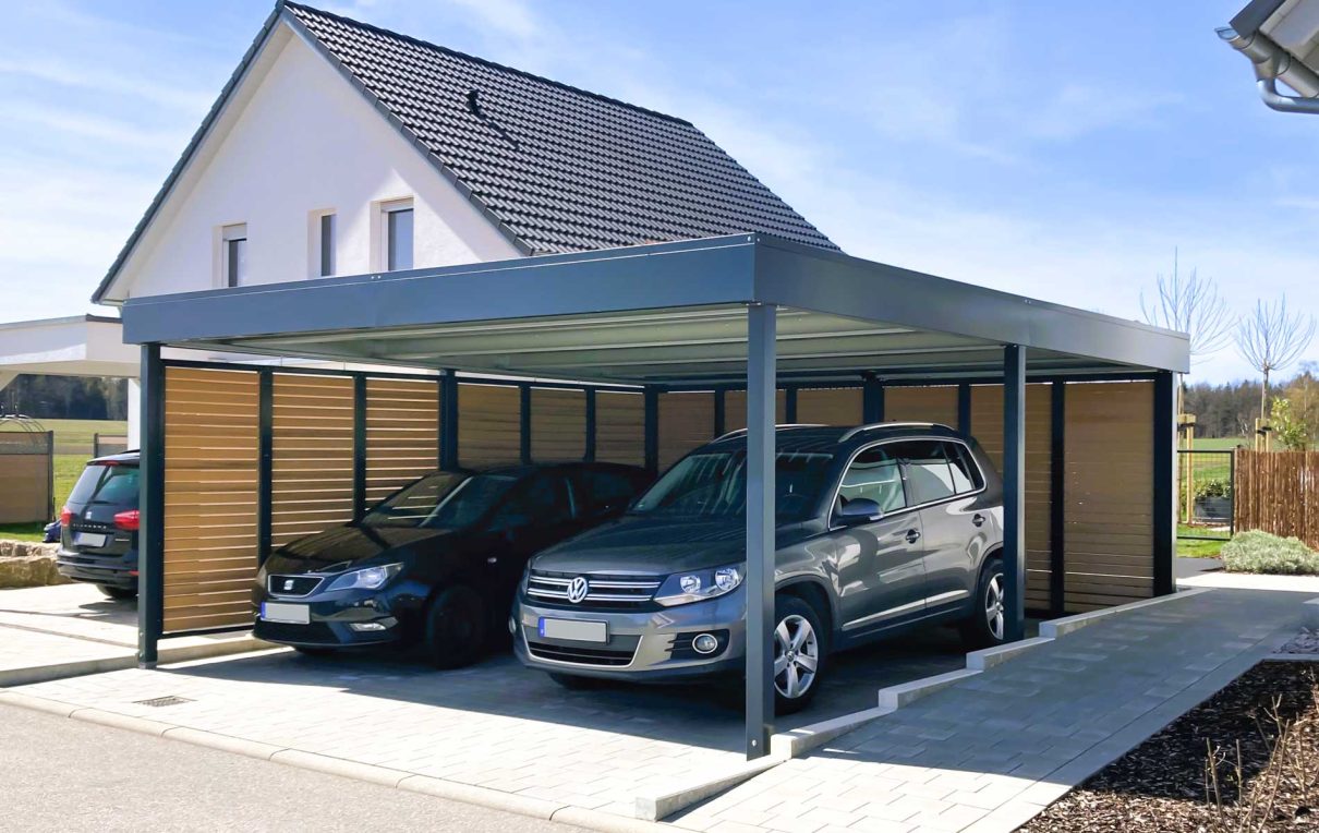 Doppelcarport mit Sichtschutzelementen Holzlattung