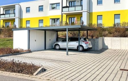 Carportanlage mit rückwärtigem Geräteraum in Flachwand-Optik