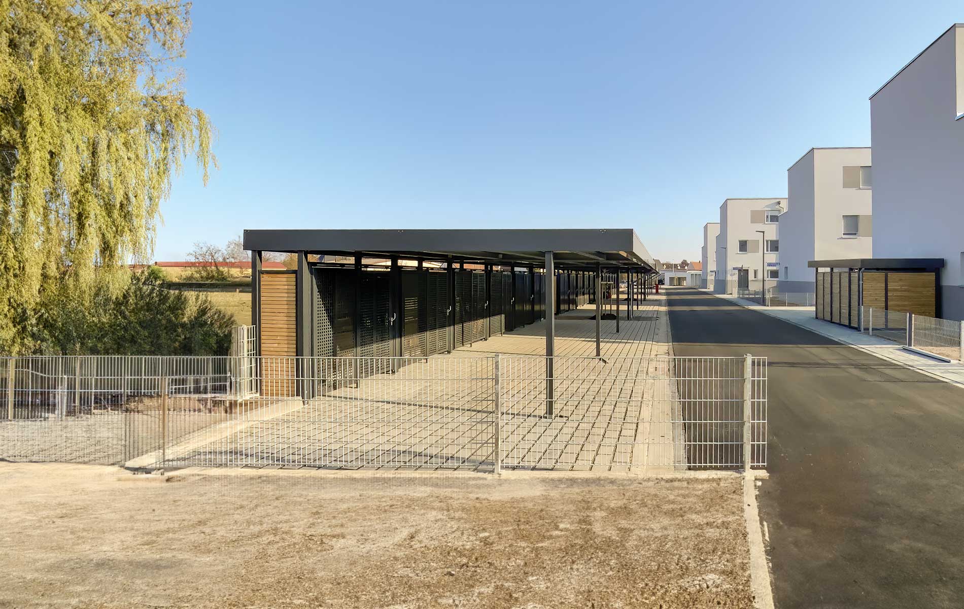 Reihencarport mit rückwärtigem Geräteraum für Mülltonnen oder Fahrräder