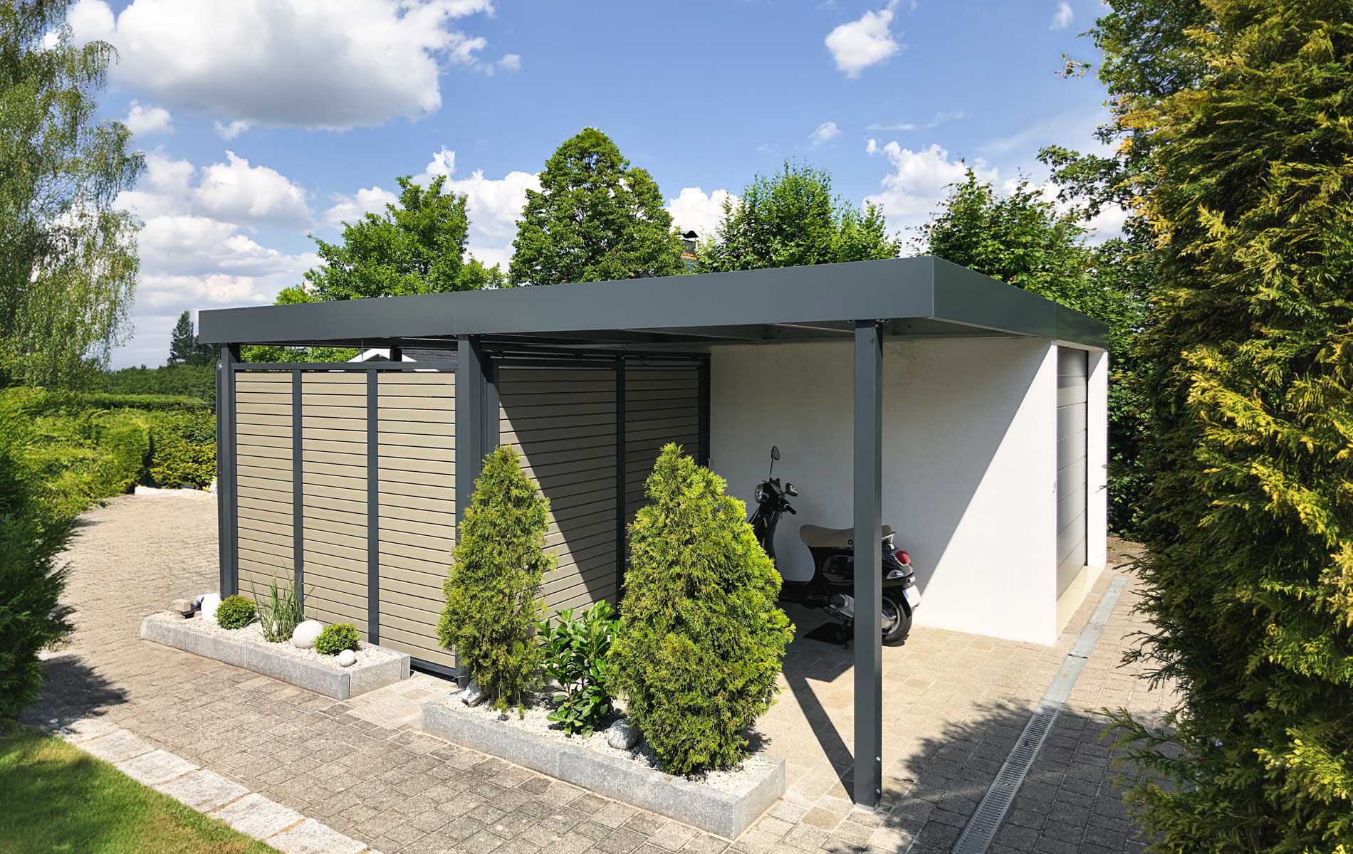 Anbaucarport an Betongarage. Hinterer Teil des Carports mit Geräteraum mit blickhemmender Lattung