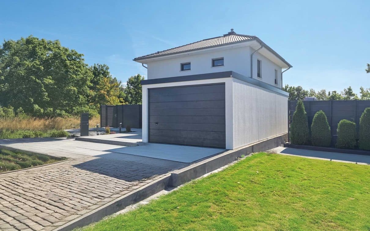 Siebau Flachwand-Garage mit Sektionaltor