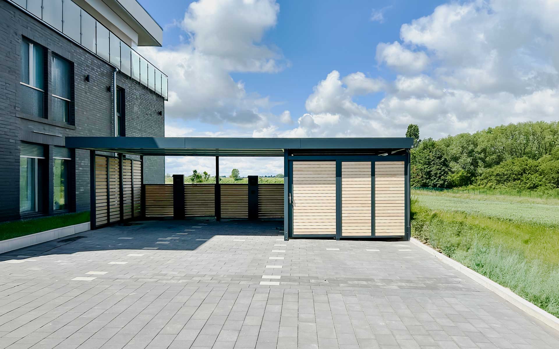 Carport mit Geräteschuppen und Sichtschutz in Holzlattung