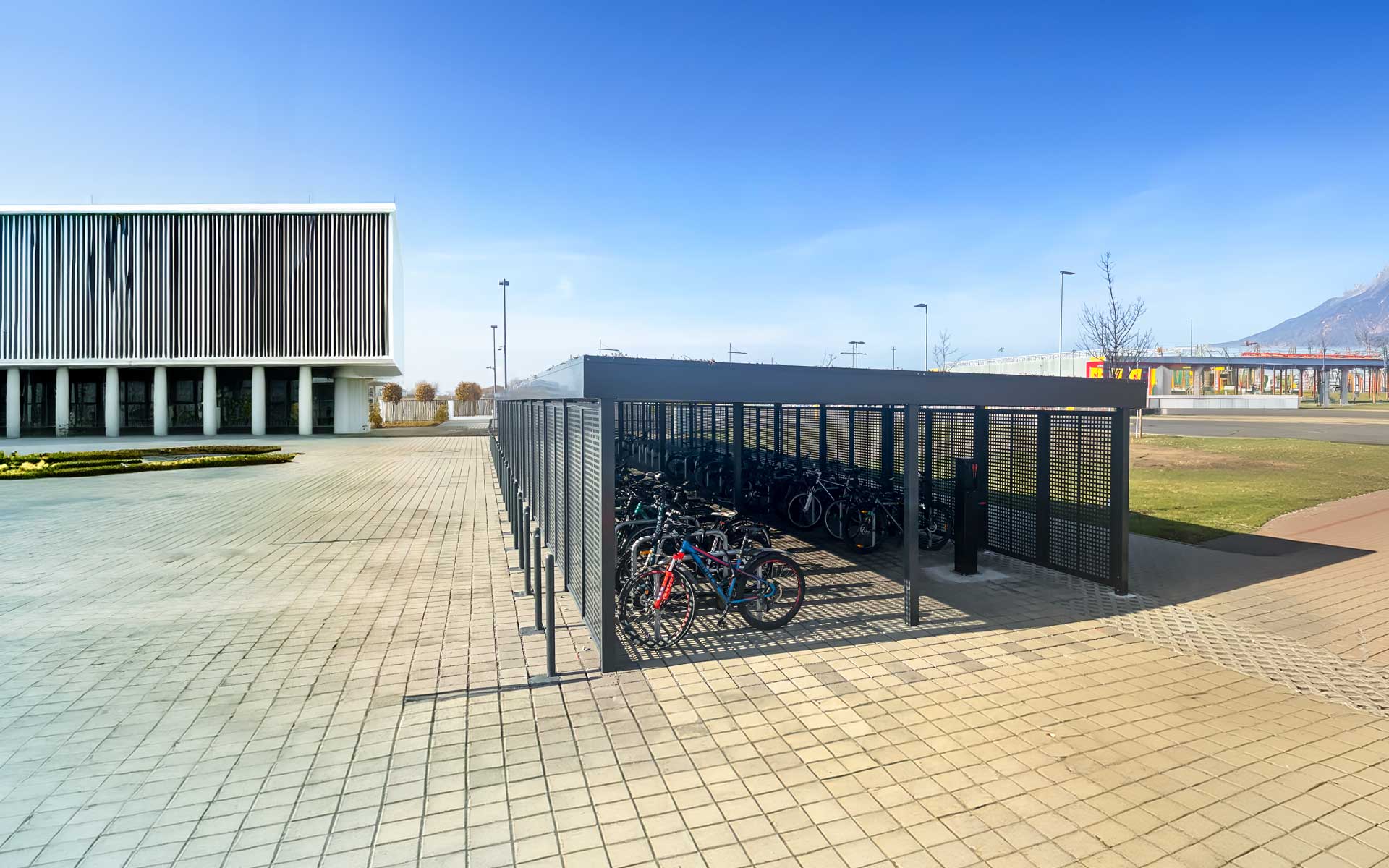 Fahrradparkhaus compact als Reihe mit Fahrradständern