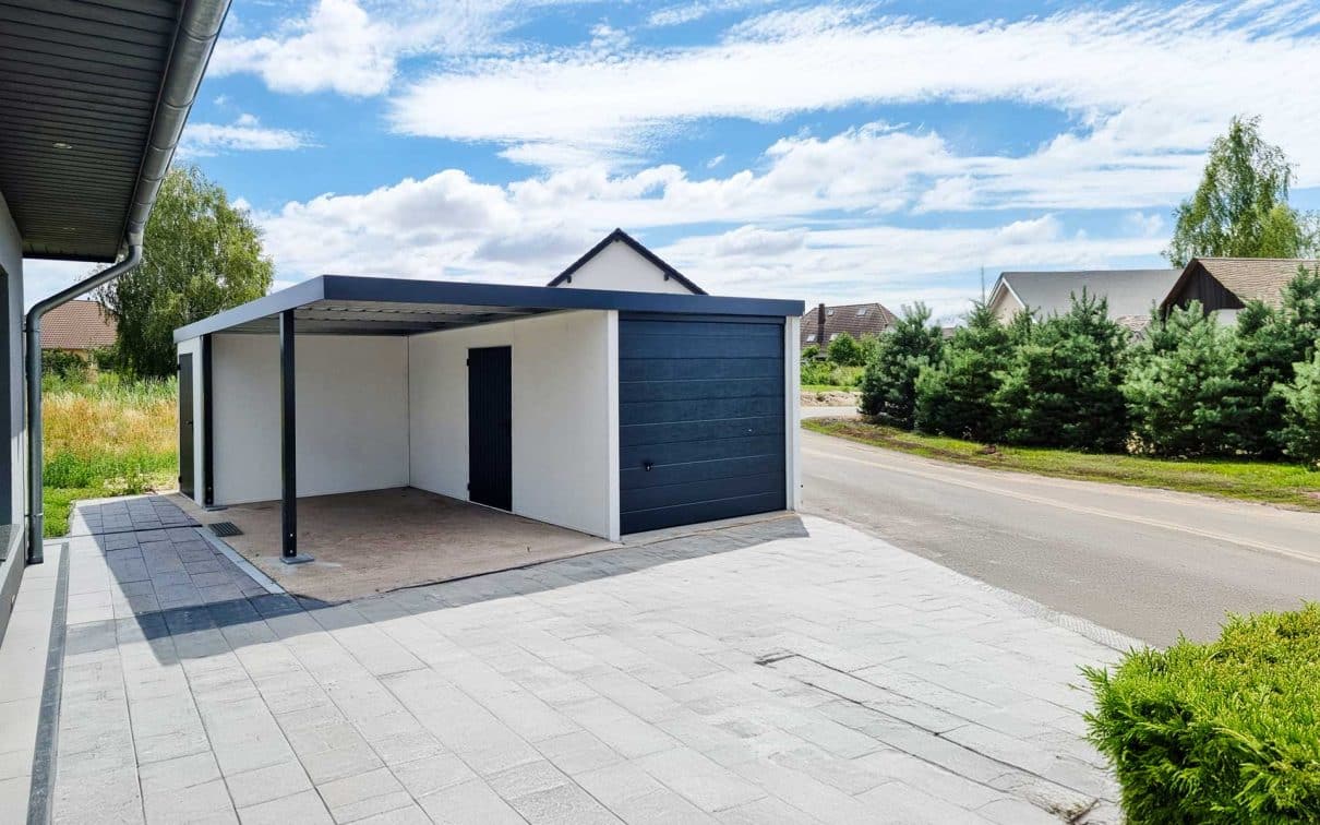 Einzelgarage mit Flachwand, Anbau-Geräteraum und Anbaucarport von Siebau