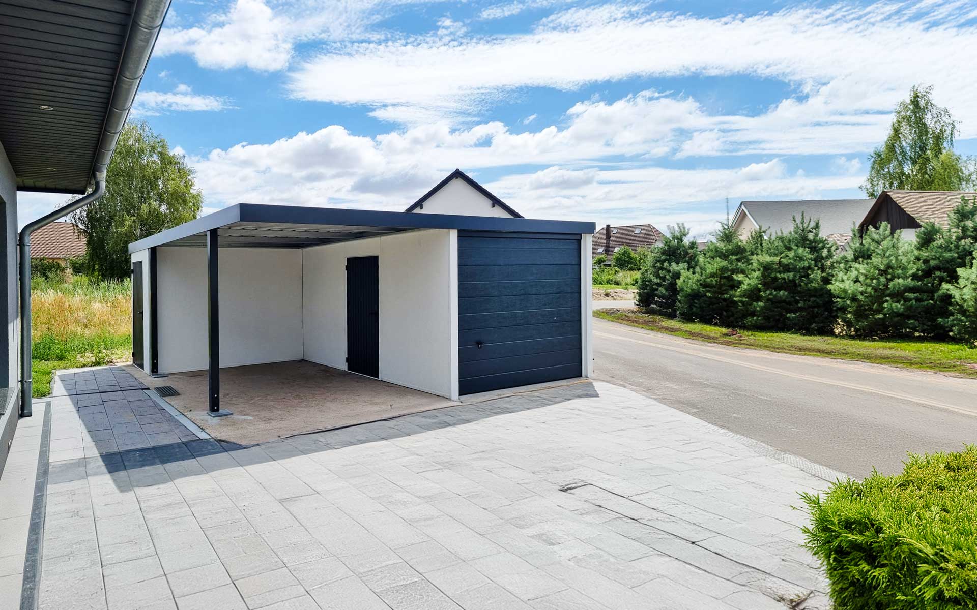 Einzelgarage mit Flachwand, Anbau-Geräteraum und Anbaucarport von Siebau
