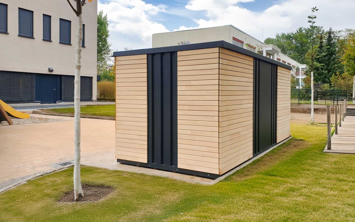 Gardenboxx Gerätehaus Metall für eine Kita. Partielle Holzverkleidung an allen Wänden