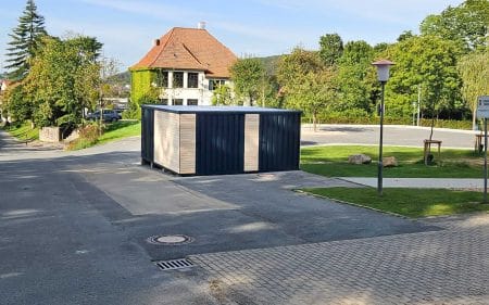 Gardenboxx mit partieller Holzverkleidung als Anlage