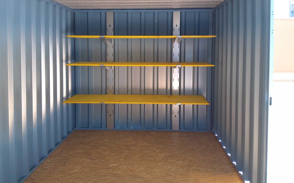 Innenraum Lagercontainer mit Regal