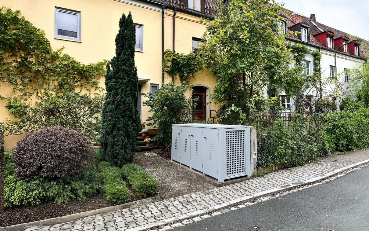4er Mülltonnenbox. Tür und Seitenwände mit Lochblech