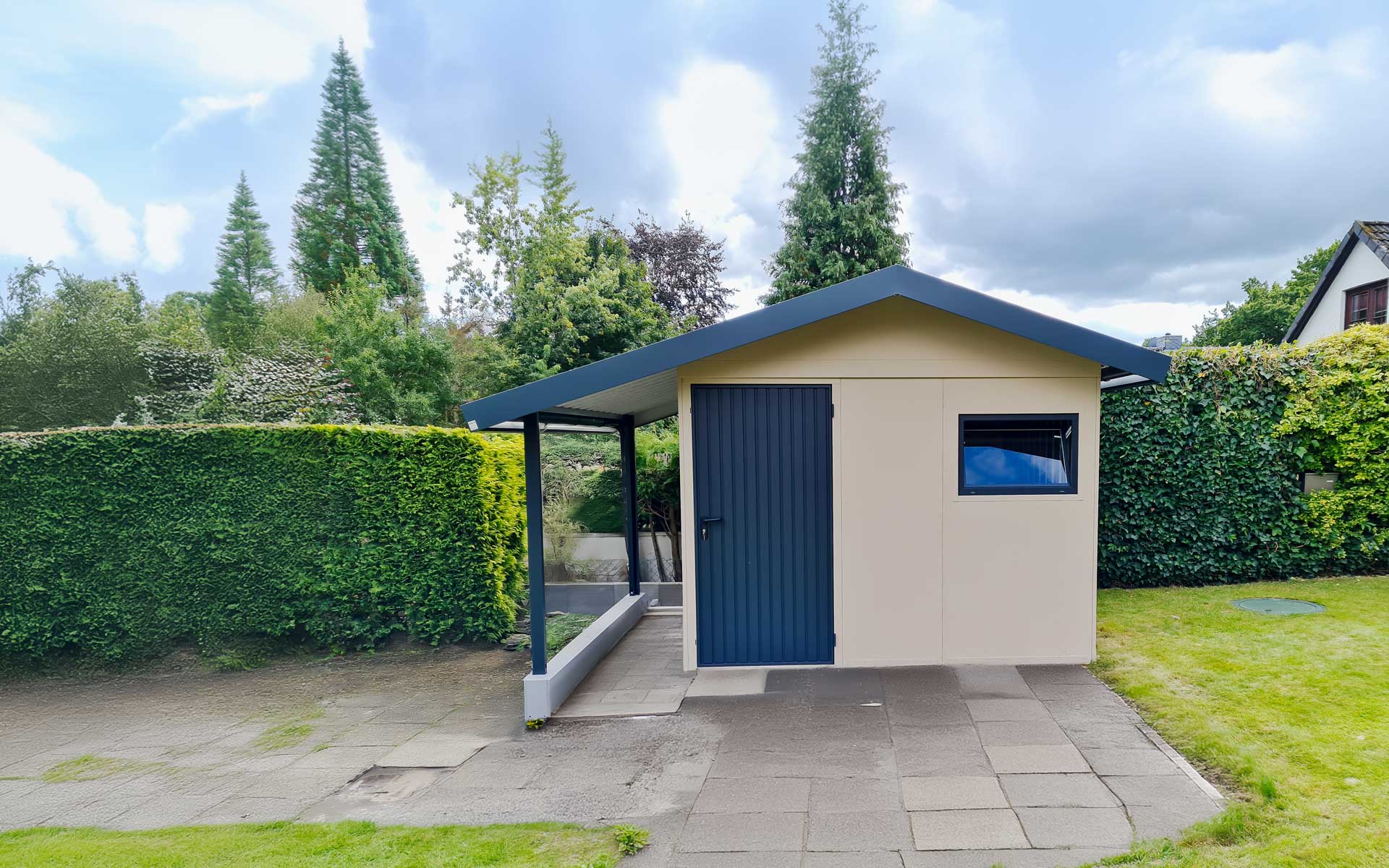 SGH Gerätehaus mit Satteldach, Fenster und Schleppdach