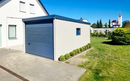 Fertiggarage mit Strukturwand und Fenster
