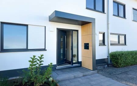 Vordach Haustür mit Seitenteil (L-Form) mit Fassadenplatte in Holzoptik an der Innenseite