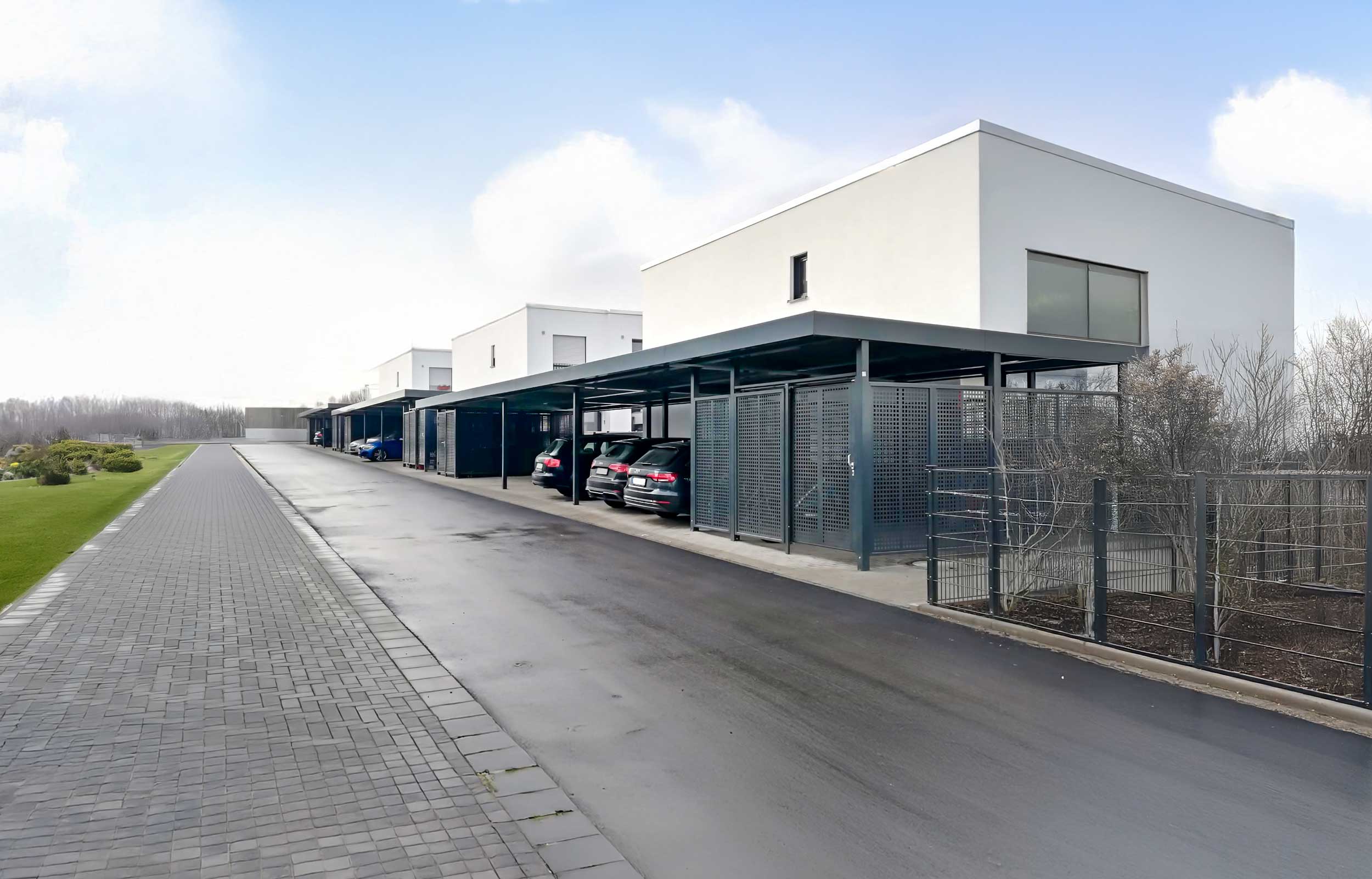 Carport aus Metall als Reihenanlage. Einhausung für Fahrräder und Mülltonnen als Einbau