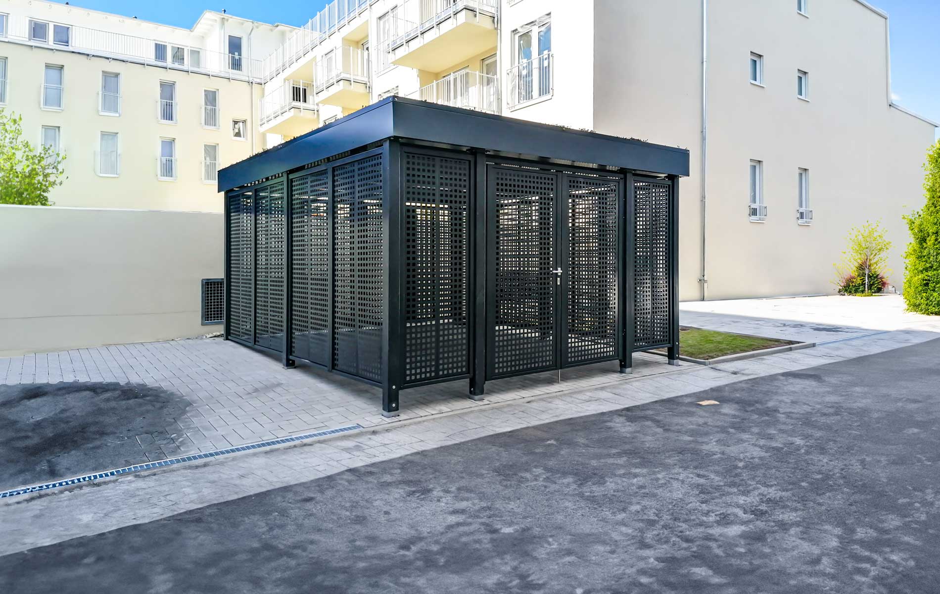 Fahrradeinhausung / Fahrradhaus mit 2-flg. Drehtür mit einer großzügigen Öffnung für einen bequemen Zugang.