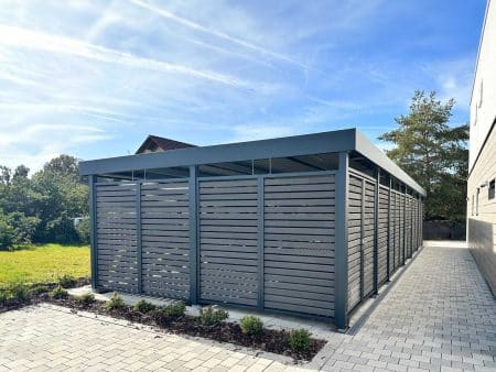 Einhausung für Müllbehälter. Sichtschutz mit offener Holzlattung
