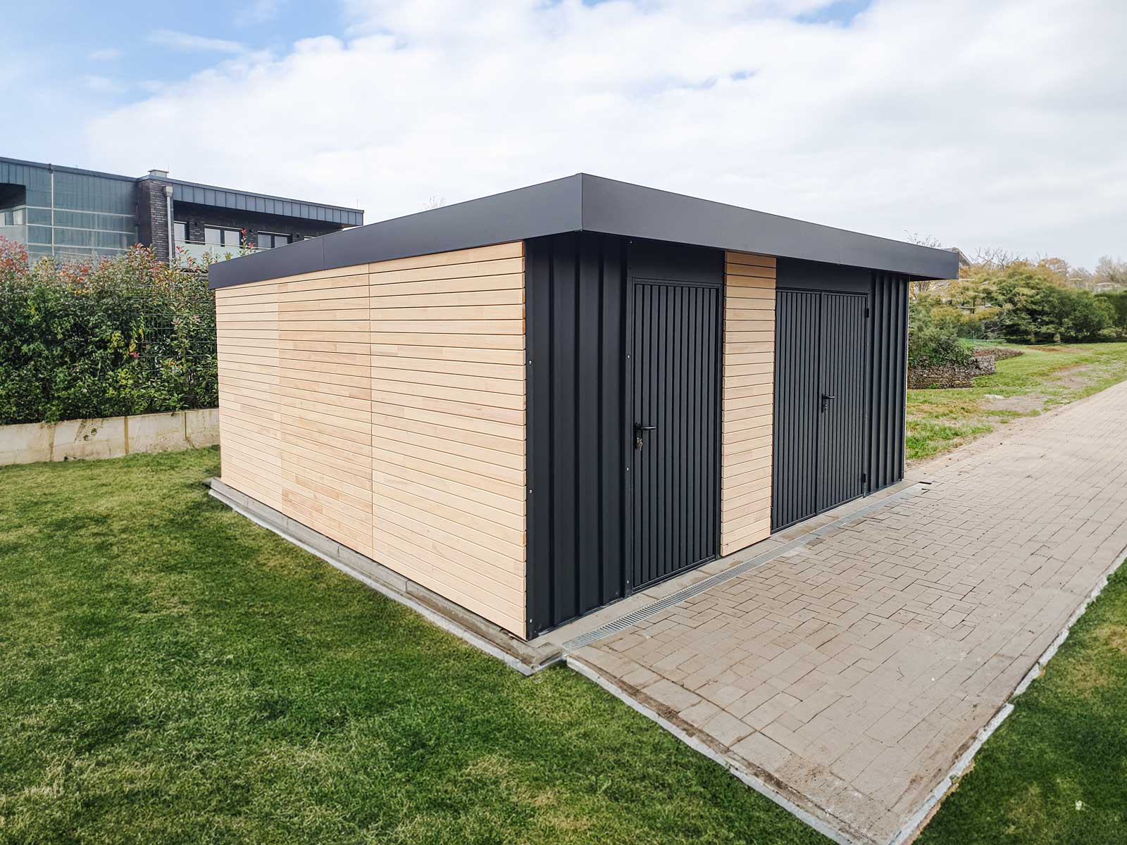 Gerätehaus aus Metall, Typ M.1 mit Holzverkleidung an den Seiten. Partielle Holzverkleidung an der Türseite