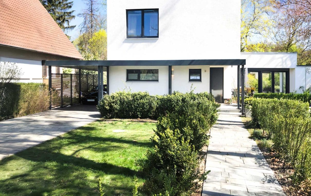 Carport mit weiterführender Eingangsüberdachung