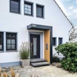 Vordach Serie S.1 von Siebau. Verkleidung mit Fassadenplatte in Holzoptik und anthrazit