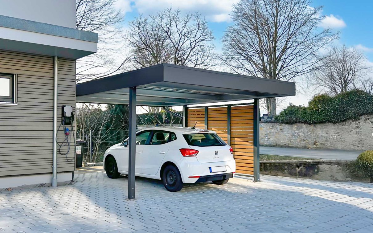 Carport aus Metall. Sichtschutz seitlich mit Holzlattung