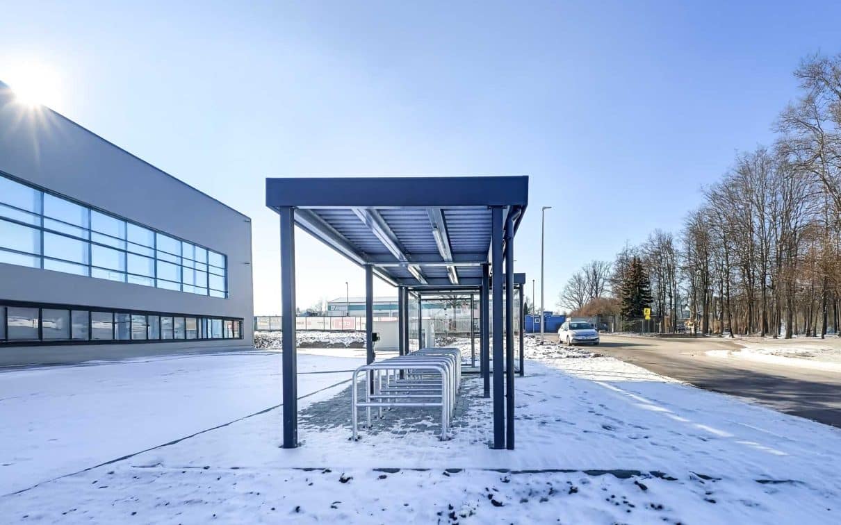 Fahrradüberdachung und nebenstehende Einhausung von Siebau