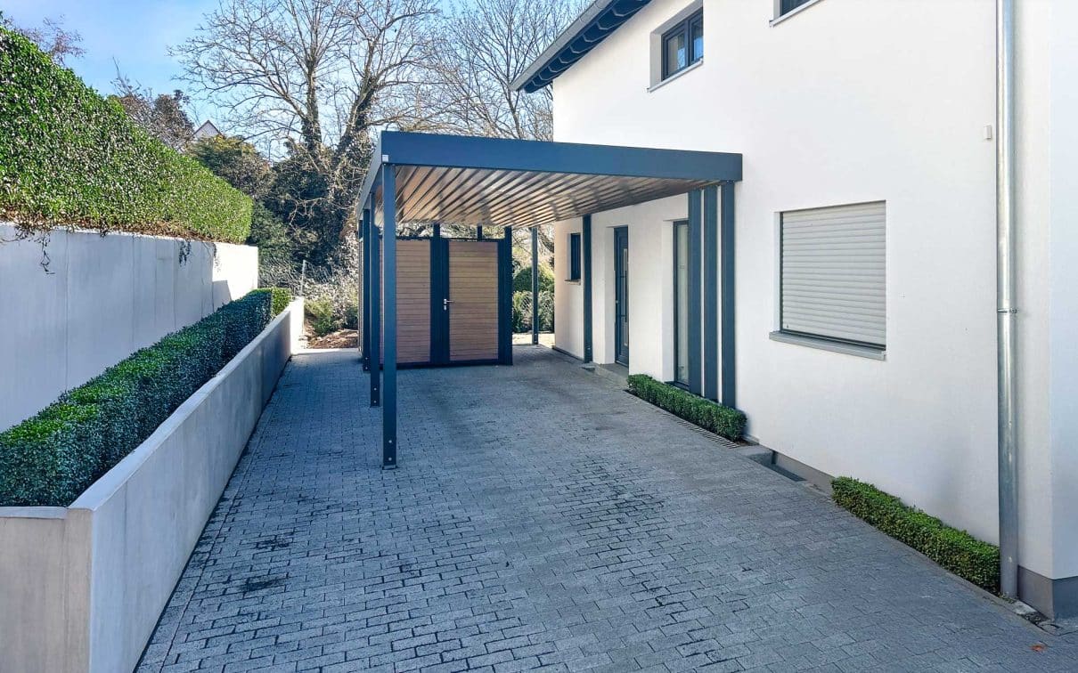 Carport aus Metall. Designstützen und Dachunterverkleidung